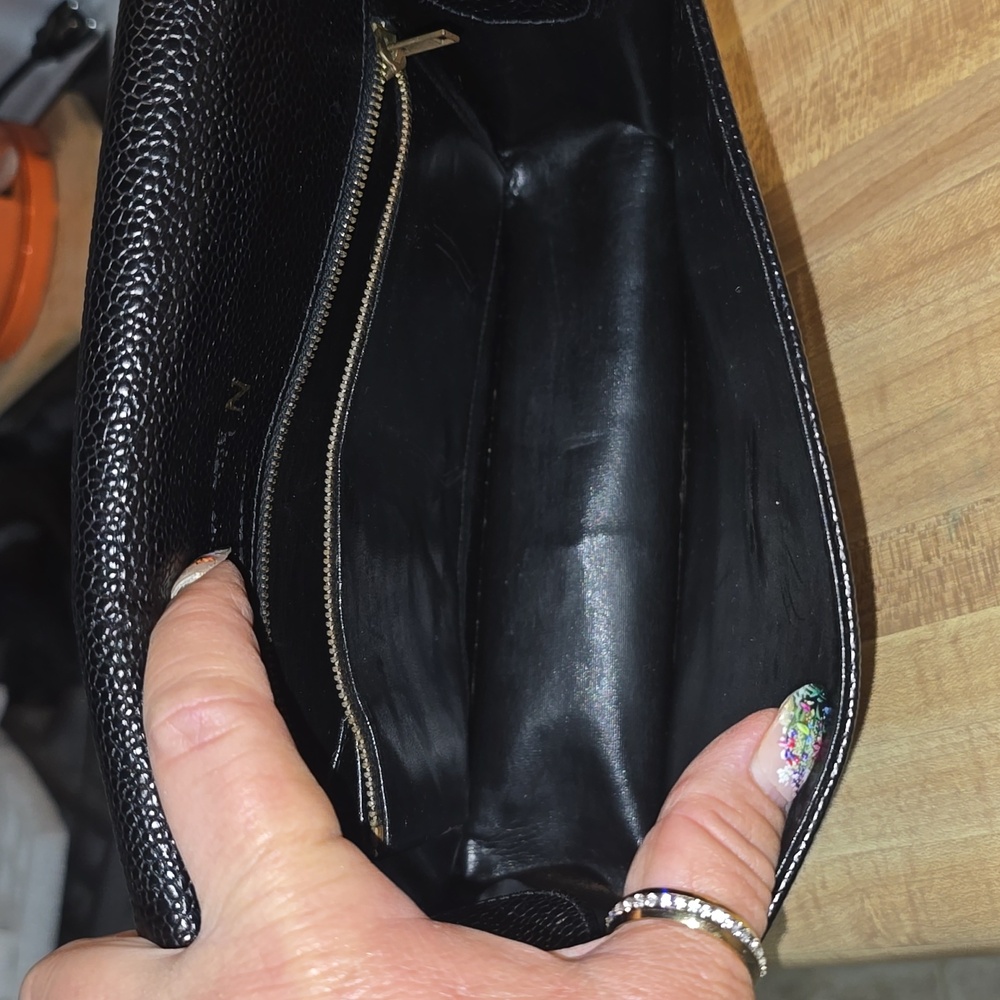 Elegant Mario Valentino Black Leather Unisex Shoulder Bag - Picture 3 of 8